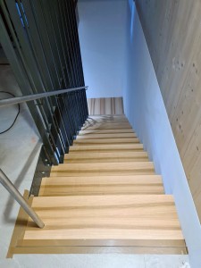 Betonstiege mit Holzauflage