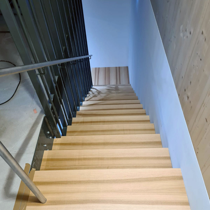 Betonstiege mit Holzauflage