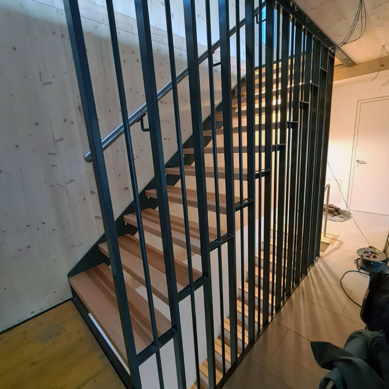 Stiege mit Eisengeländer