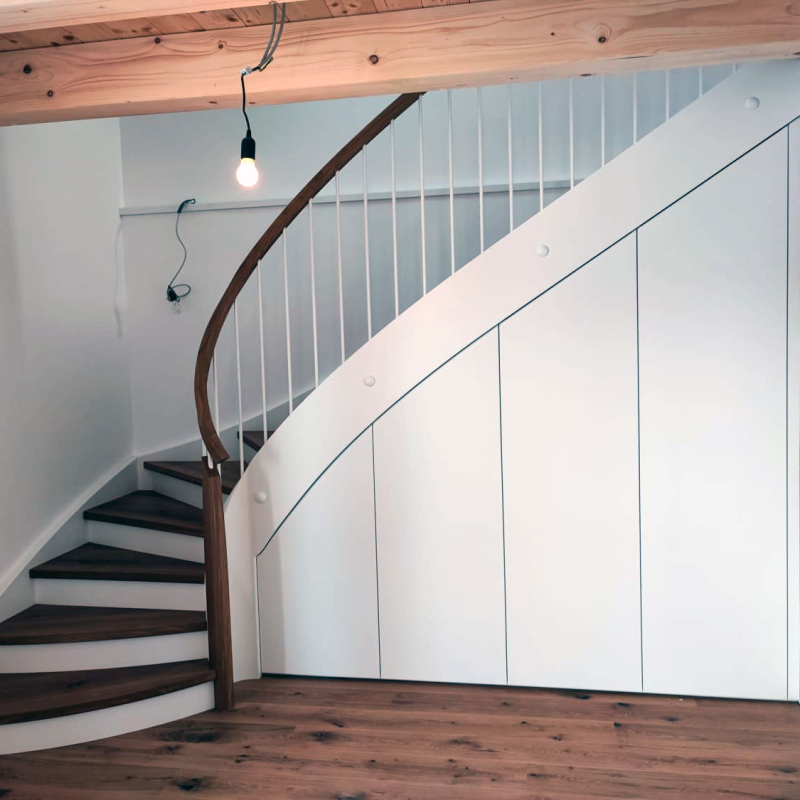Treppe mit Unterschrank