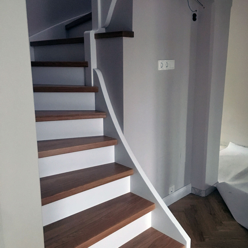 Wangenstiege lackiert